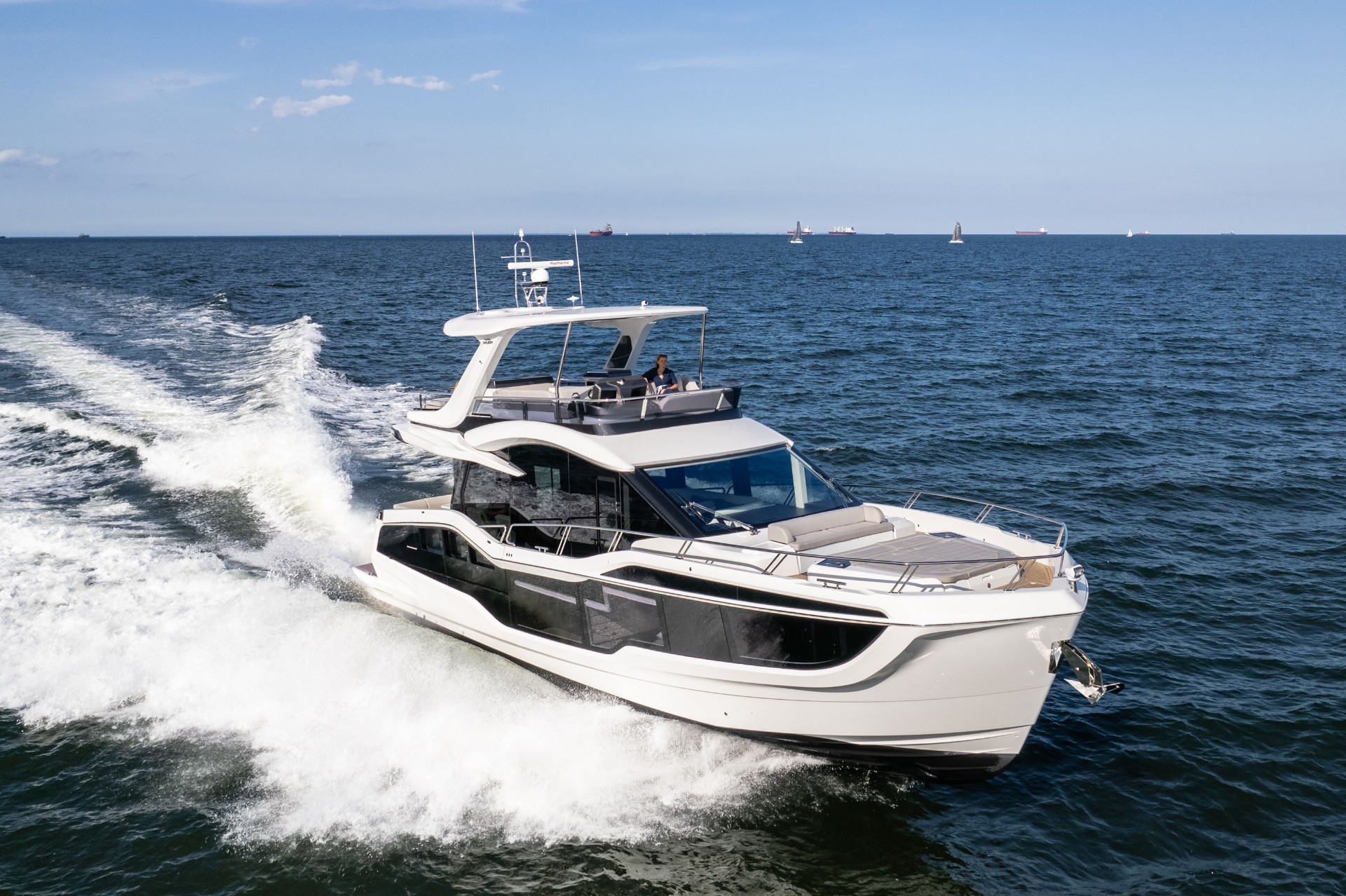 Galeon 560 Fliege